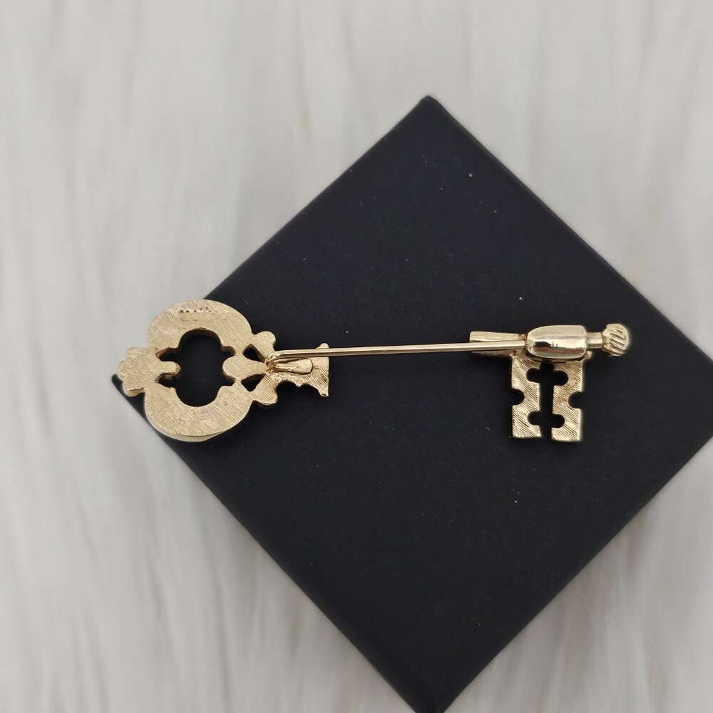 Avon Vintage 1978 Gold Tone Fashion Keynote Skeleton Key Stick Pin Brooch - Picture 2 of 4